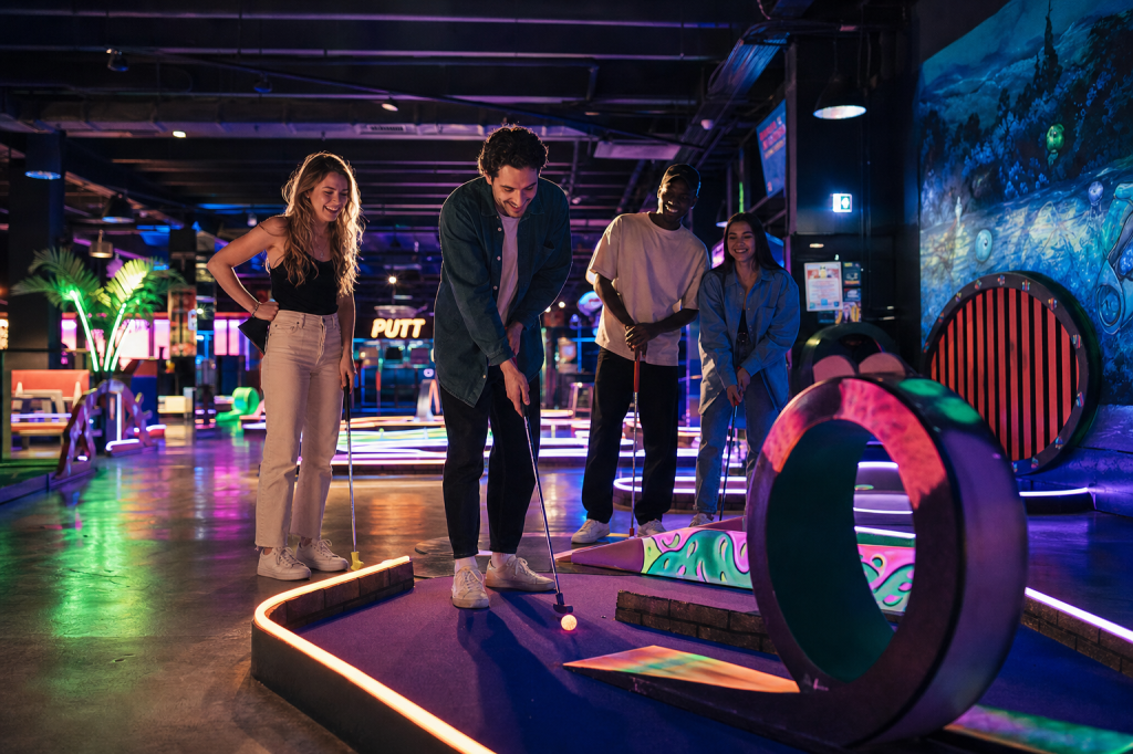 Wat zijn de belangrijkste verschillen tussen indoor midgetgolf en outdoor midgetgolf qua beleving en&nbsp;spelplezier?